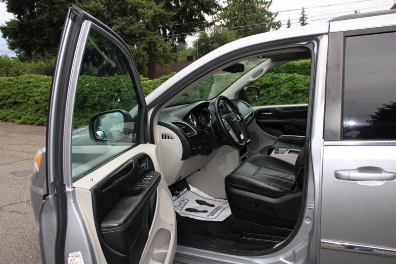 Used 2014 Chrysler Town & Country Touring FWD image 5