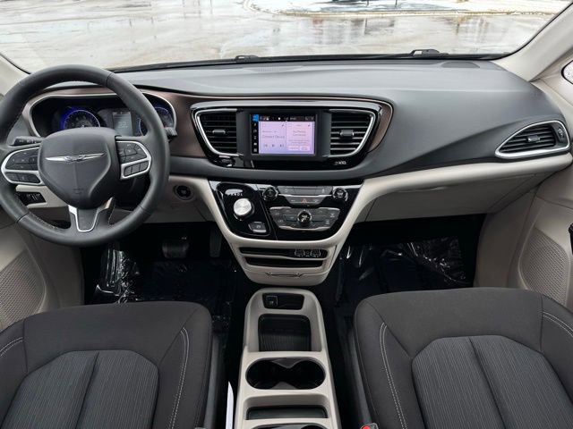 Used 2023 Chrysler Voyager LX image 7