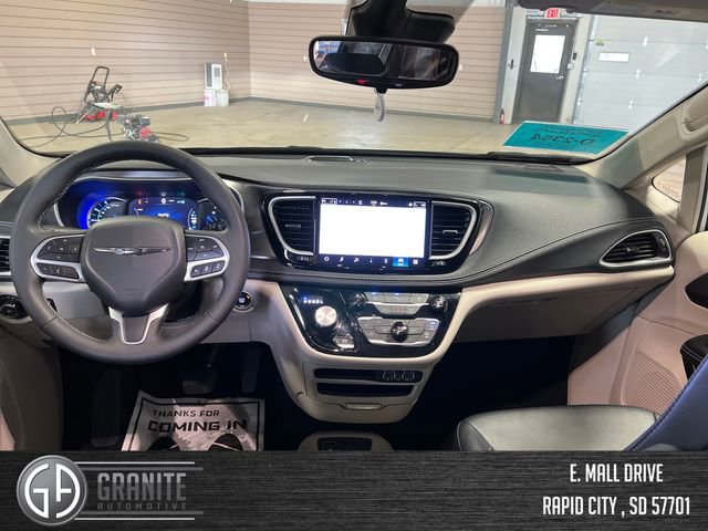 Used 2024 Chrysler Pacifica Select image 12
