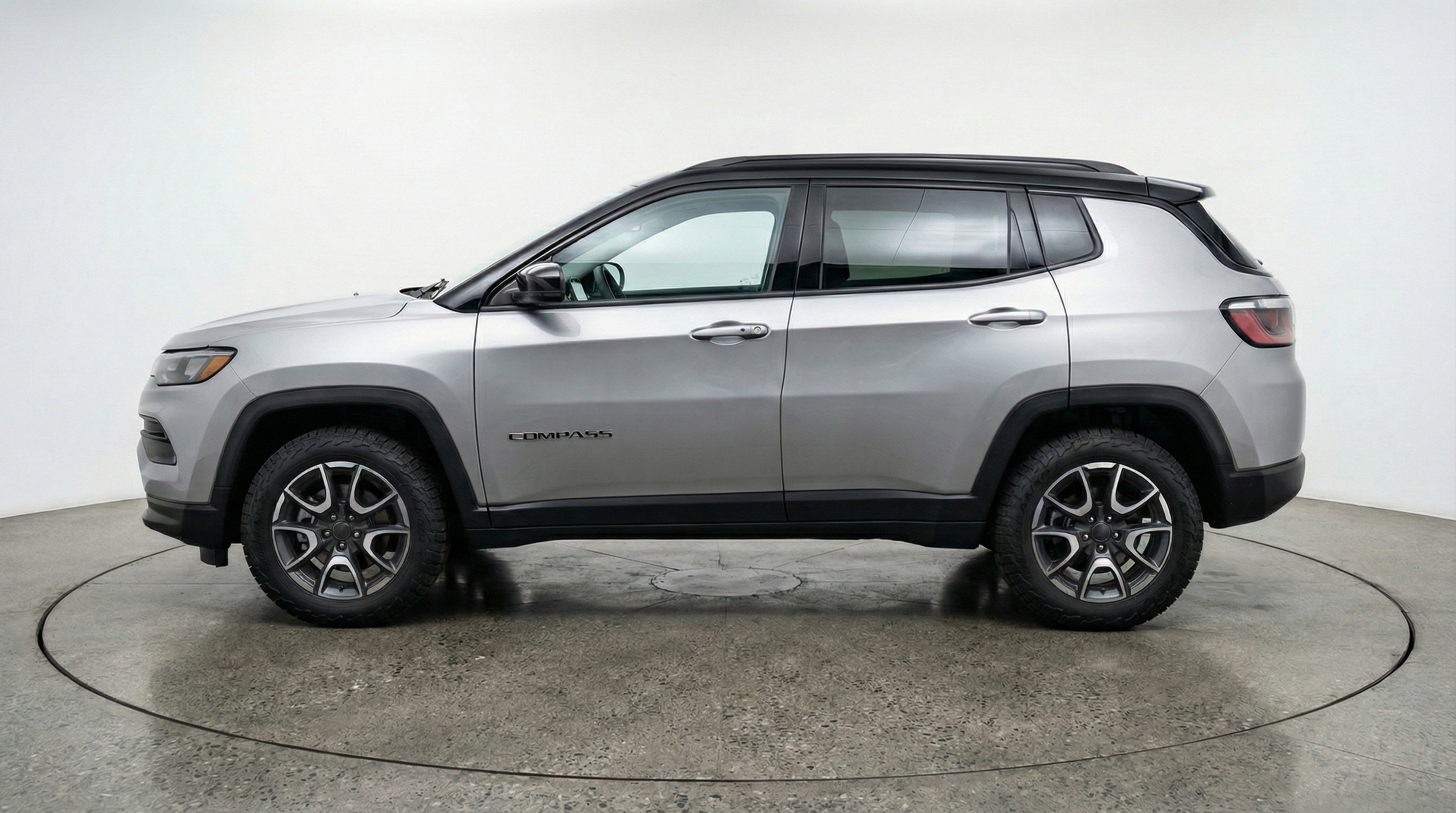 Used 2025 Jeep Compass Trailhawk AWD/4WD image 5