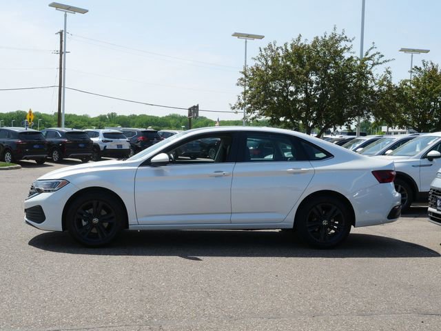 Certified 2023 Volkswagen Jetta SE w/ Panoramic Sunroof Package FWD image 4