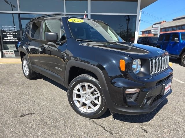 Used 2023 Jeep Renegade Latitude w/ Premium Group image 2