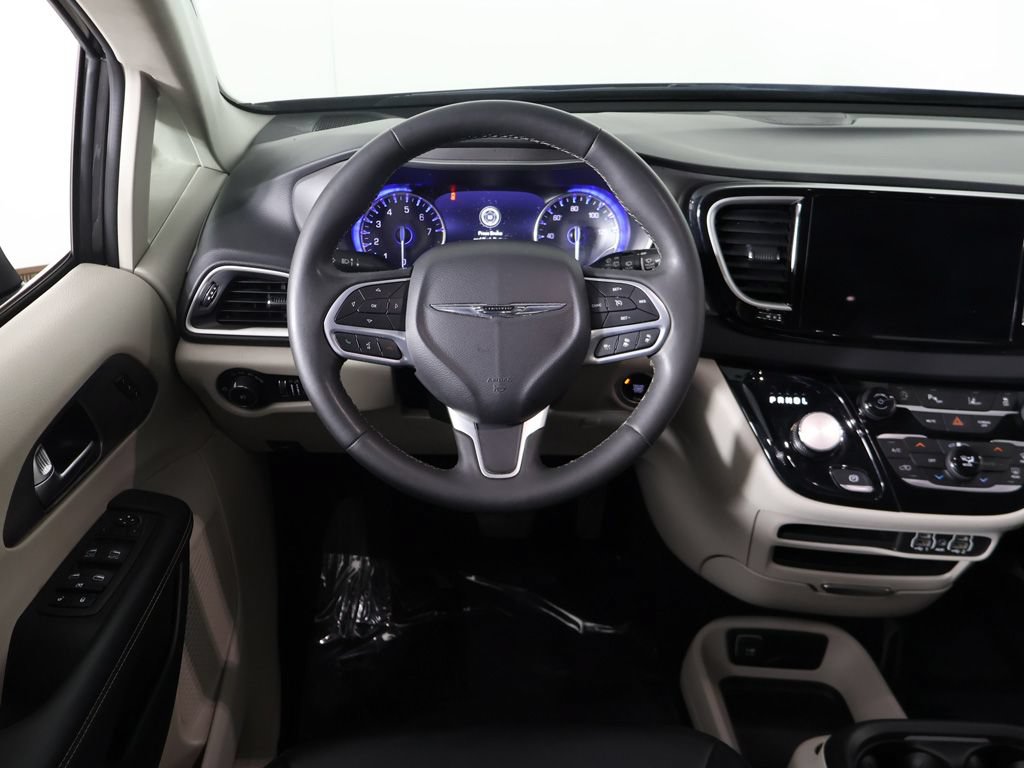 Used 2023 Chrysler Pacifica Touring-L FWD image 33
