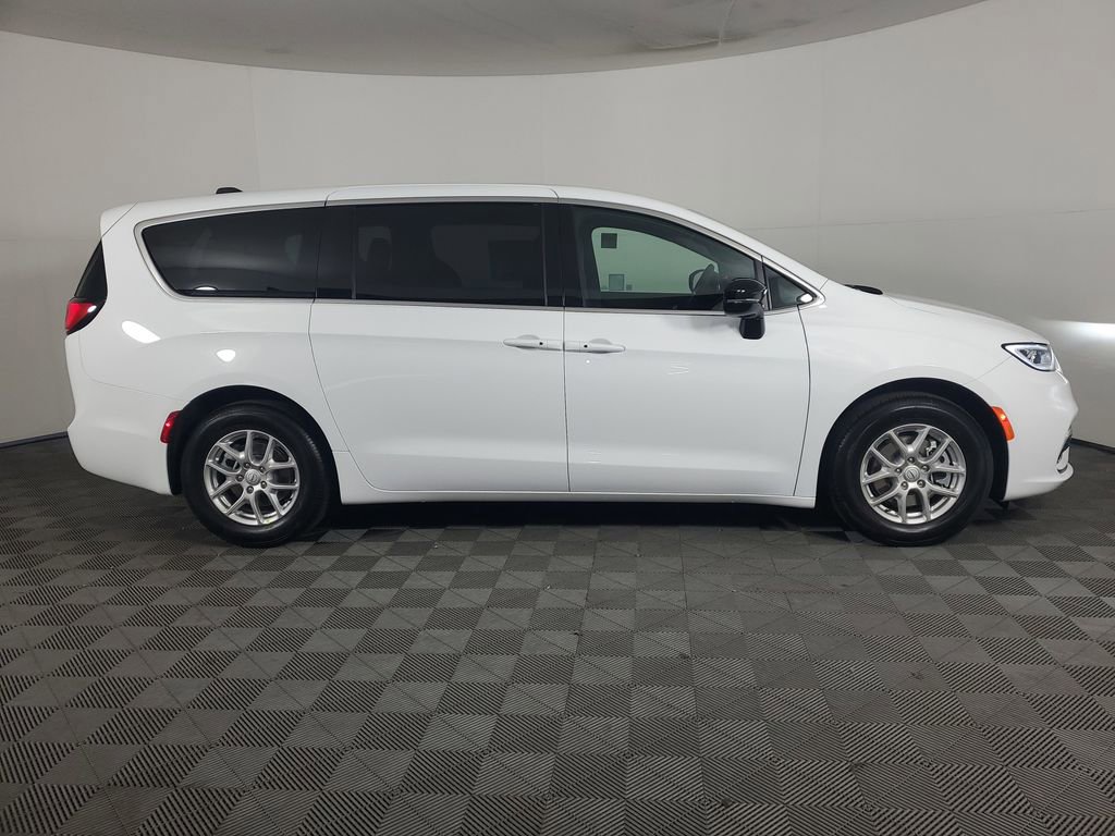 New 2026 Chrysler Pacifica Select image 3