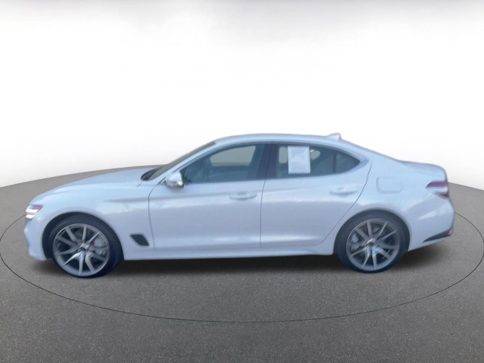 Used 2025 Genesis G70 2.5T image 9