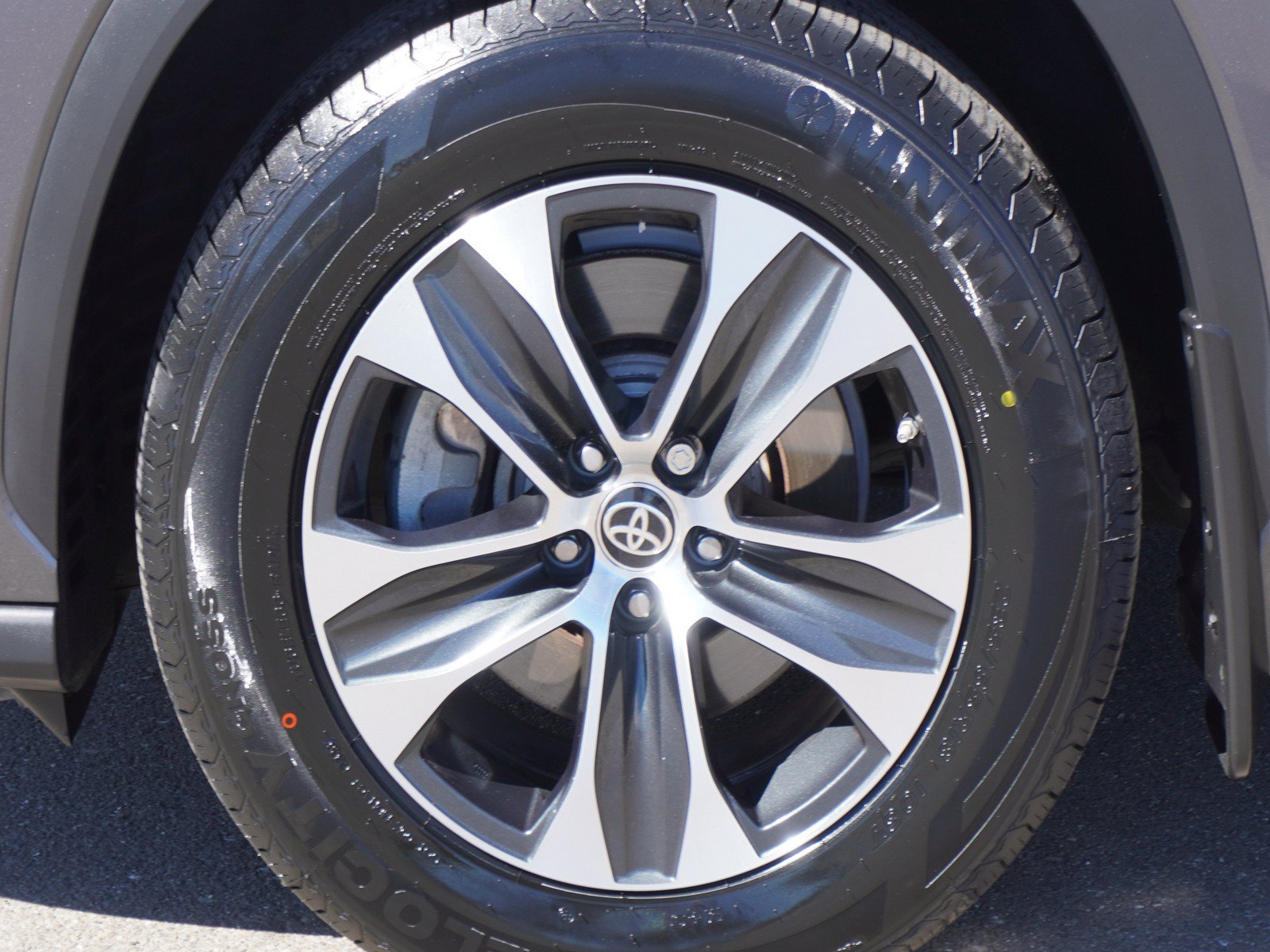 Used 2022 Toyota Highlander XLE AWD/4WD image 7