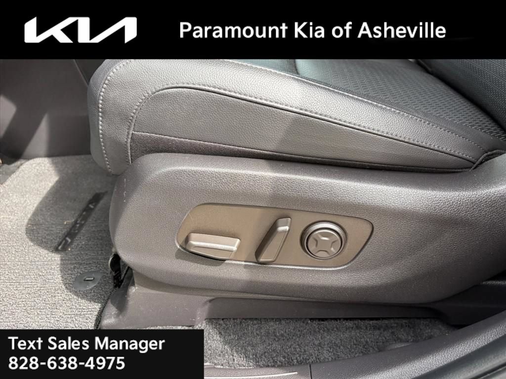 Certified 2025 Kia Carnival SX Prestige FWD image 19