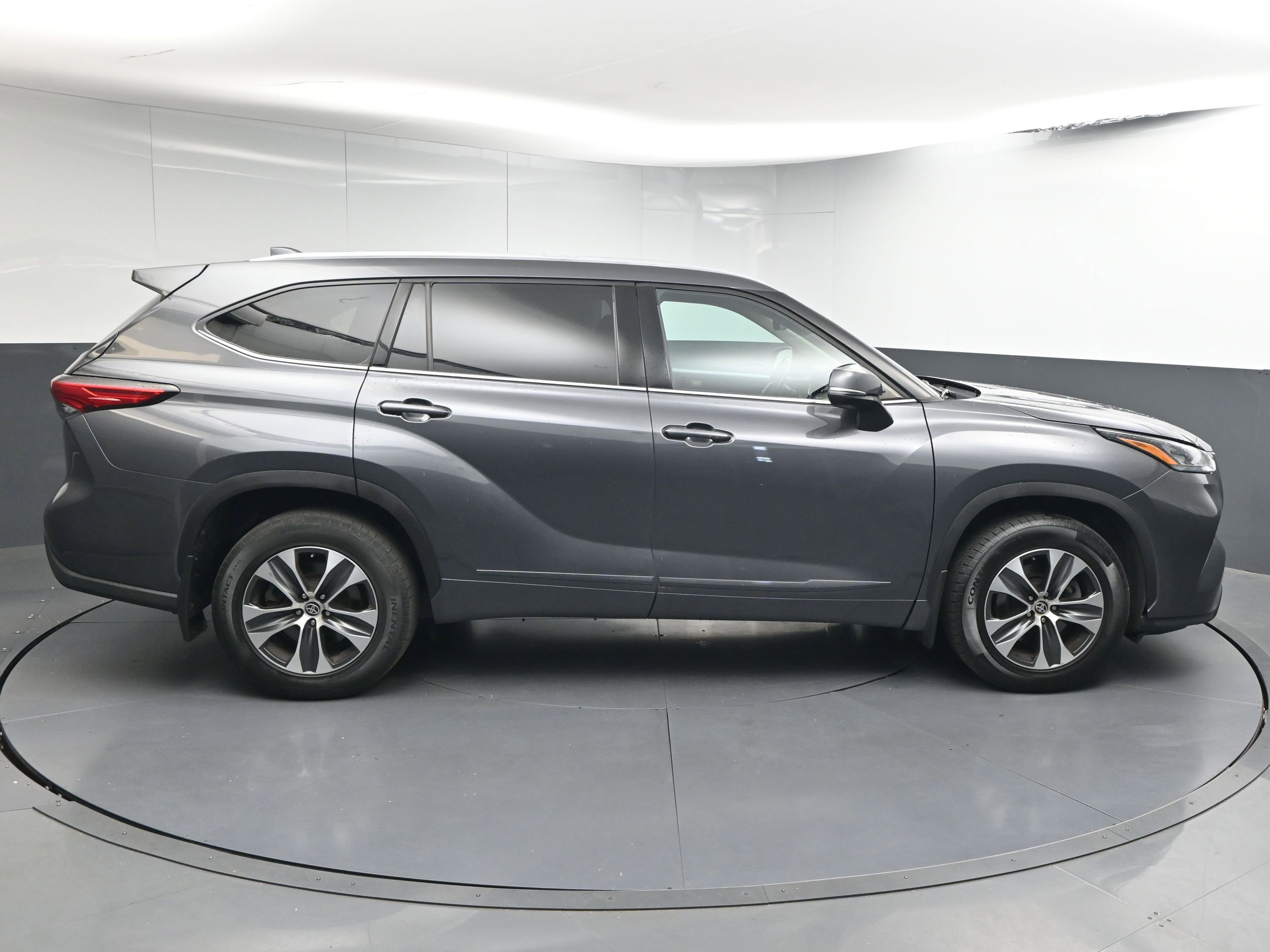 Used 2020 Toyota Highlander XLE image 9