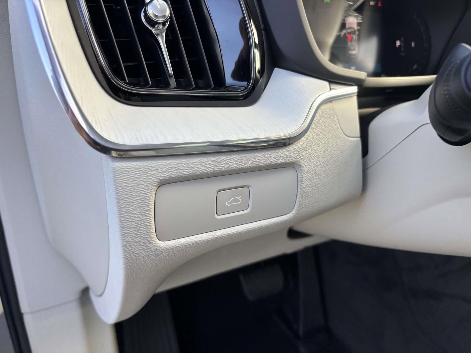 New 2026 Volvo XC60 B5 Ultra w/ Protection Package Premier image 14