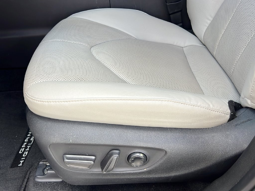 Used 2025 Toyota Grand Highlander AWD image 16