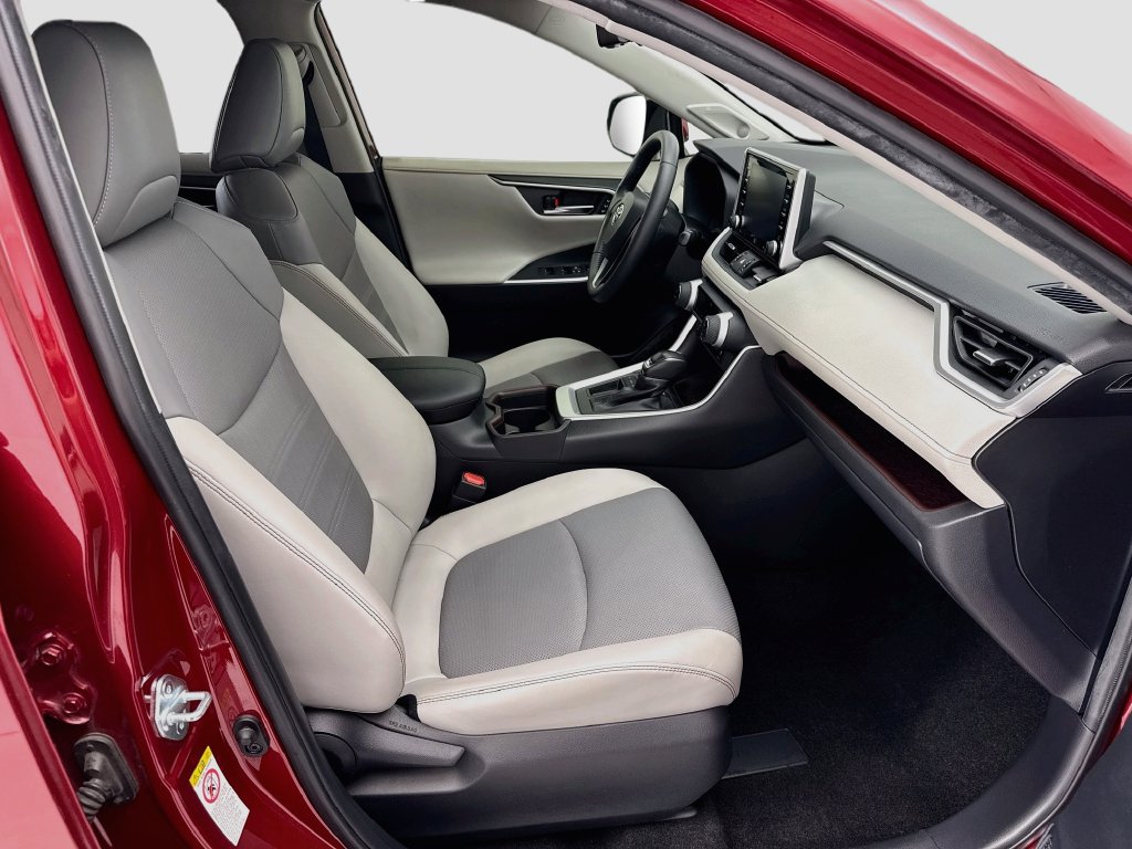 Used 2019 Toyota RAV4 Limited w/ Cold Weather Package FWD image 19
