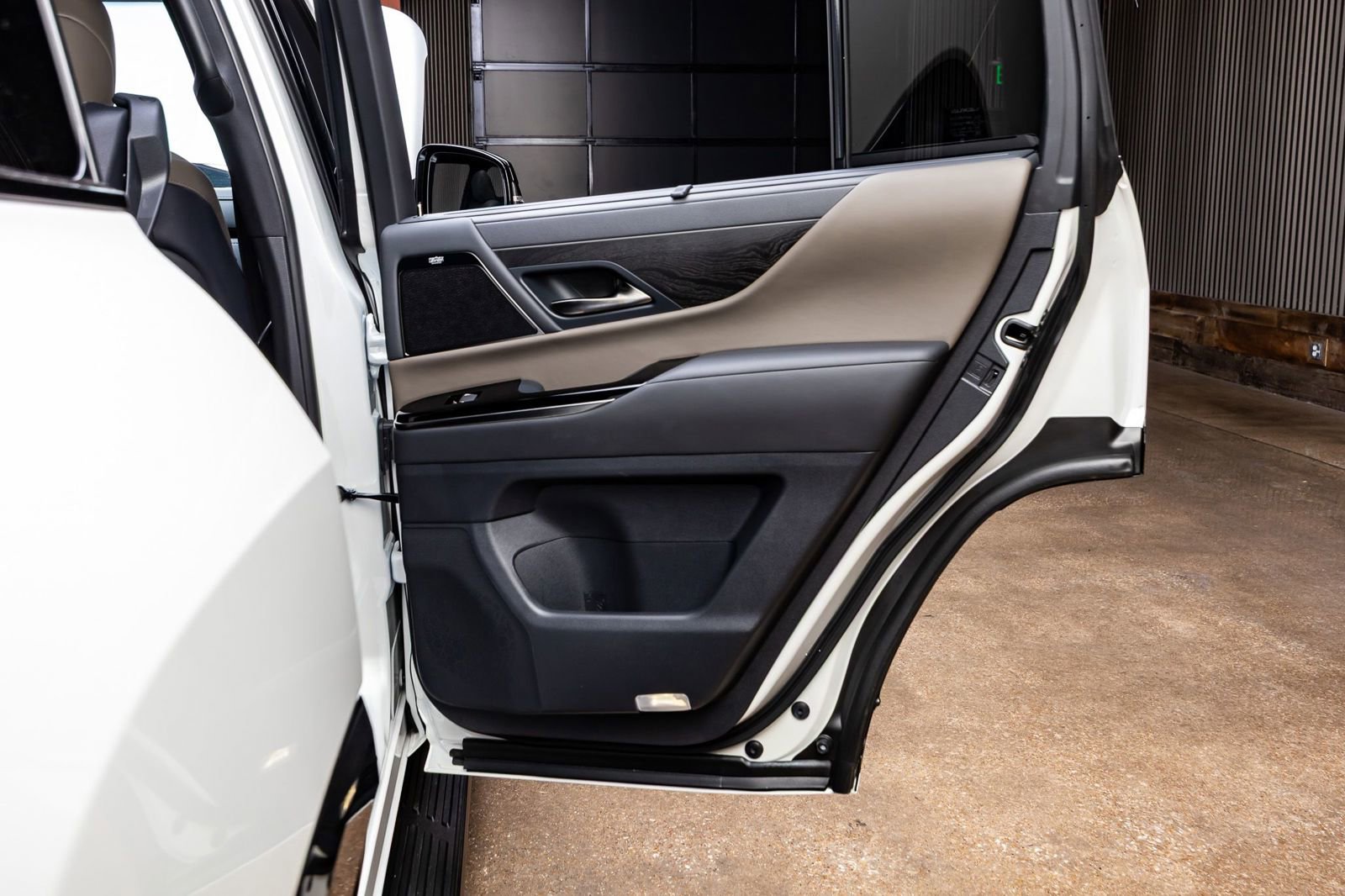 Used 2025 Lexus LX 700h Overtrail w/ Accessory Package (Z1) image 37
