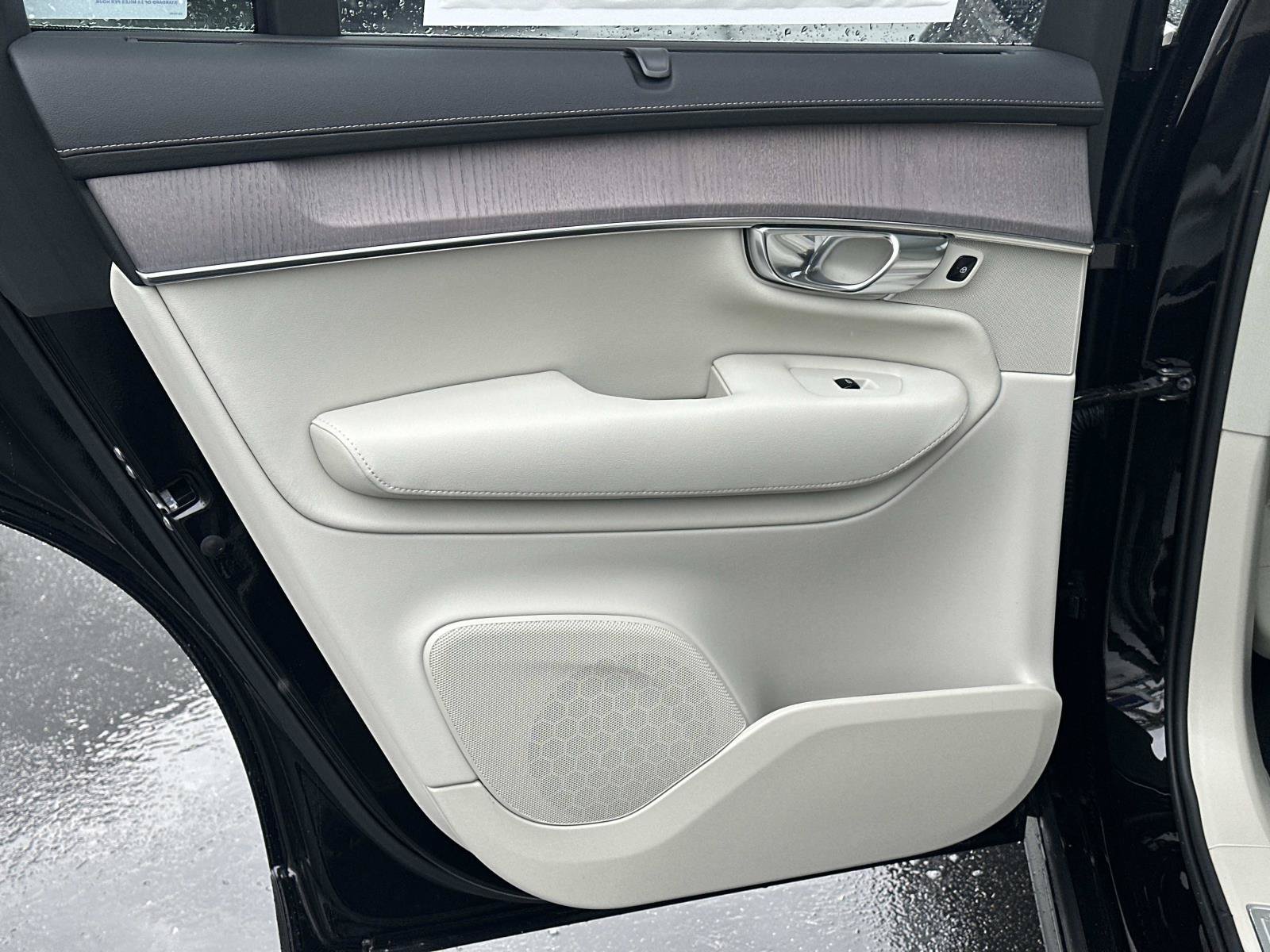 New 2026 Volvo XC90 T8 Ultra w/ Protection Package Premier AWD/4WD image 16