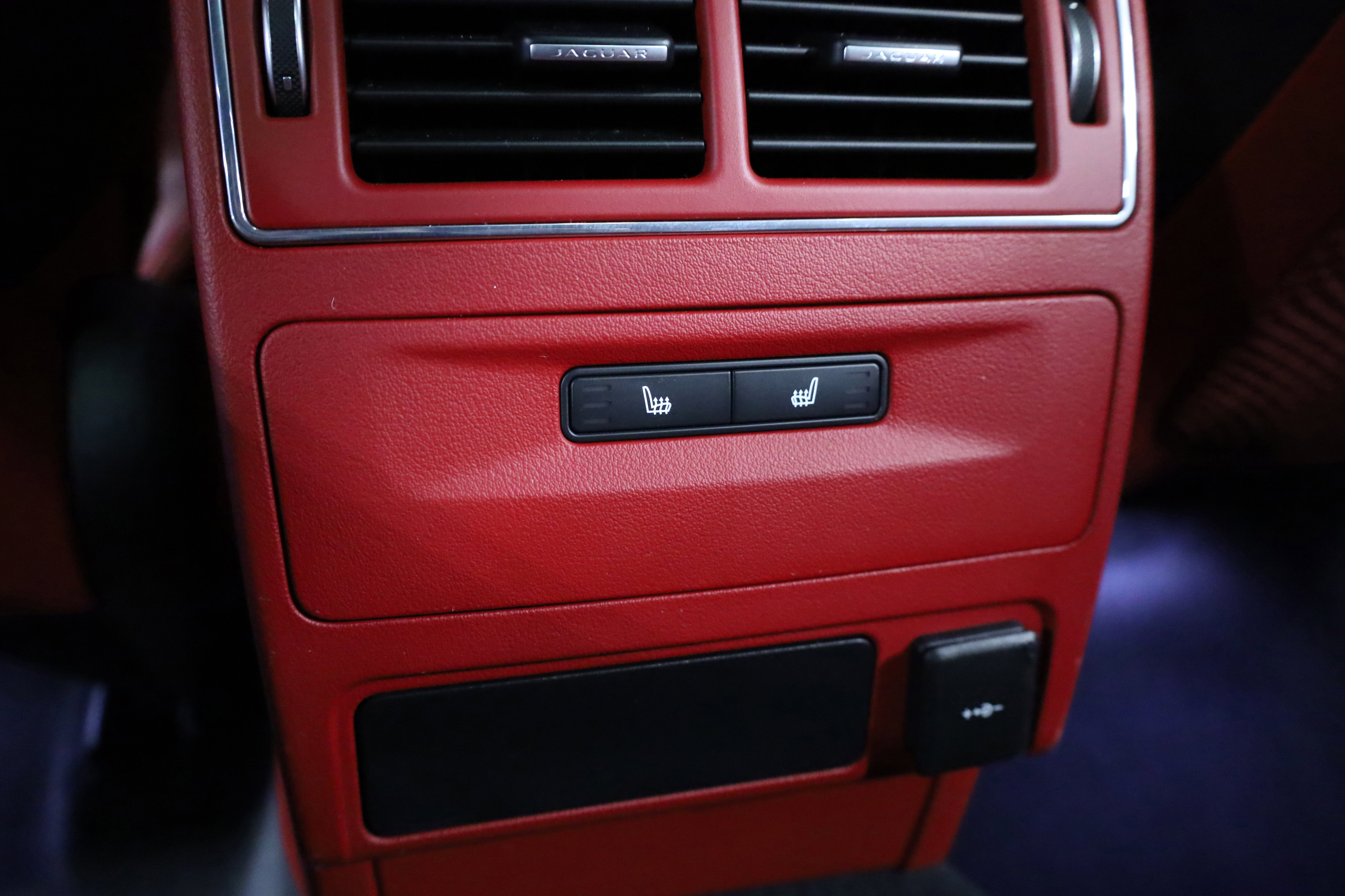 Used 2023 Jaguar F-PACE SVR image 37