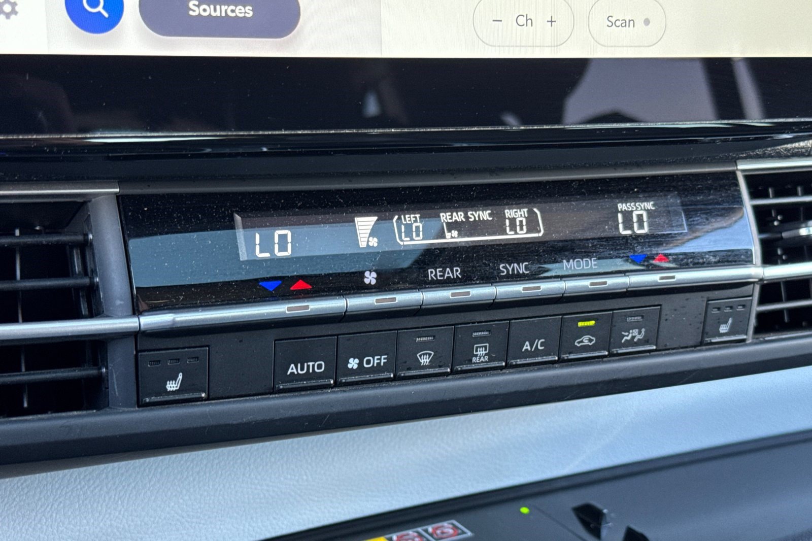 Used 2026 Toyota Sienna XLE FWD image 18