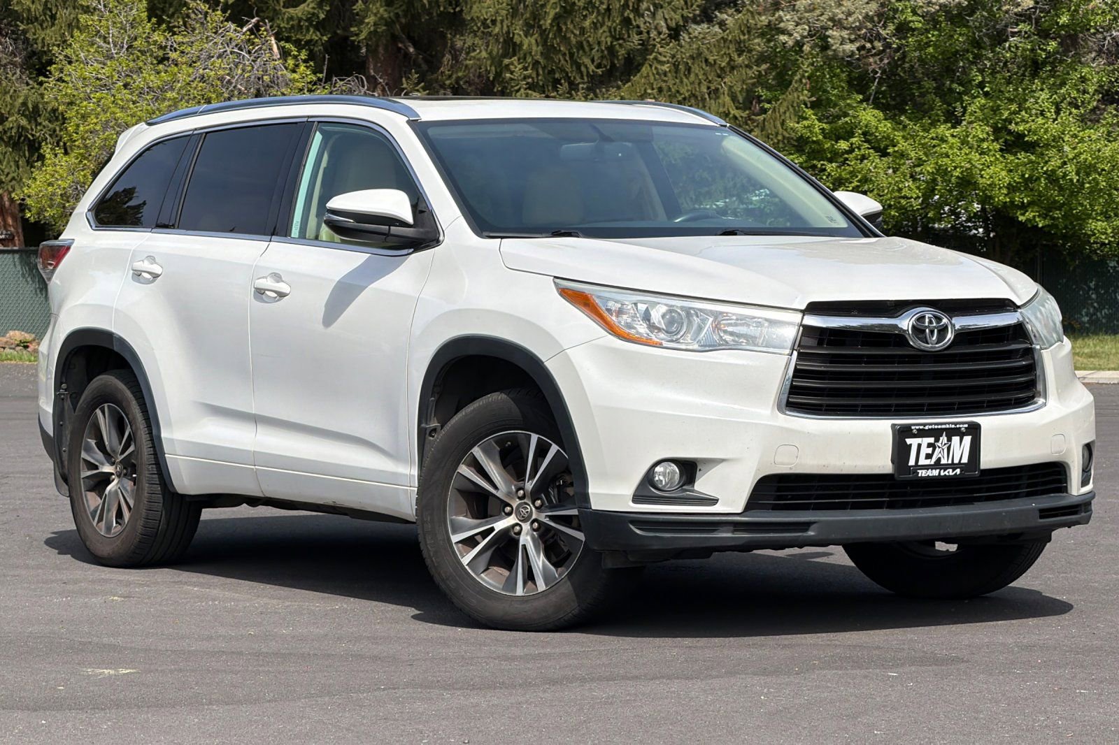 Used 2016 Toyota Highlander XLE AWD/4WD image 2
