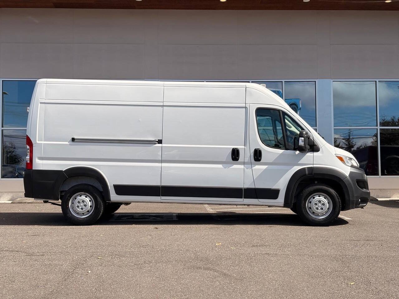 Used 2023 RAM ProMaster 2500 FWD image 4