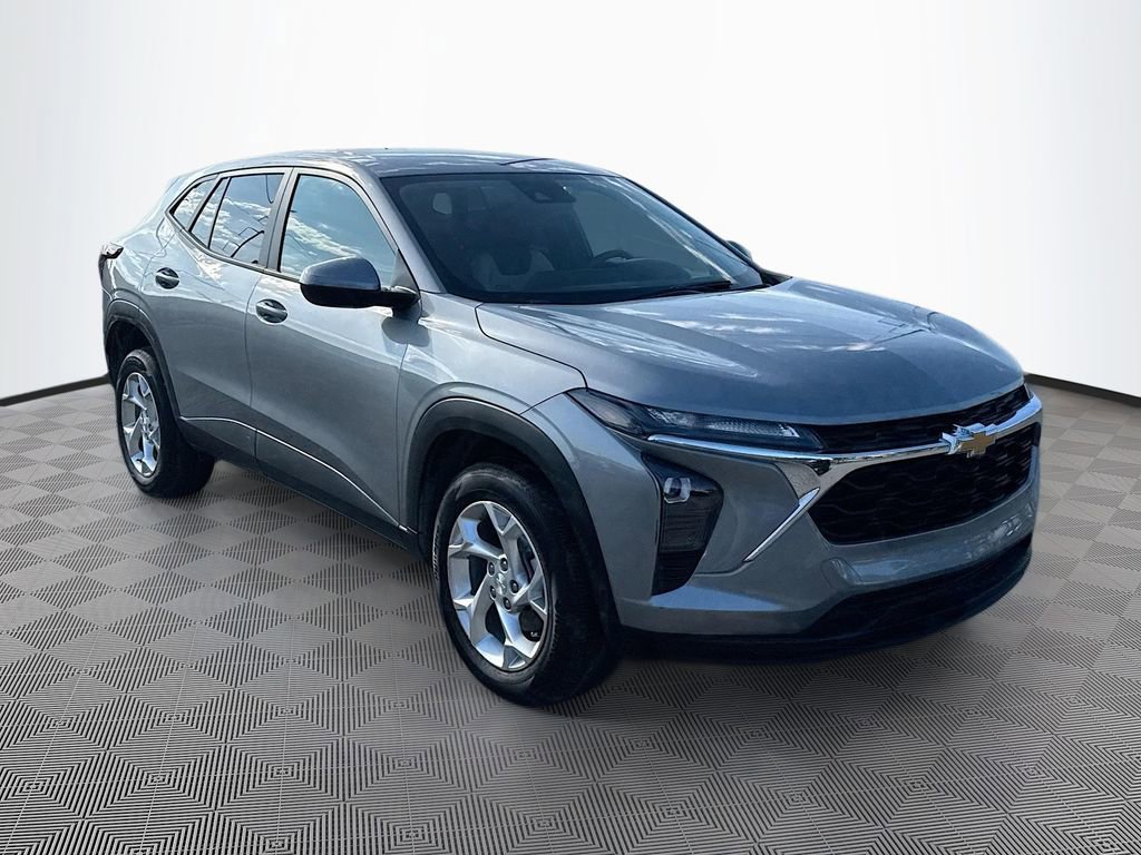 Used 2025 Chevrolet Trax LS w/ LS Convenience Package image 3