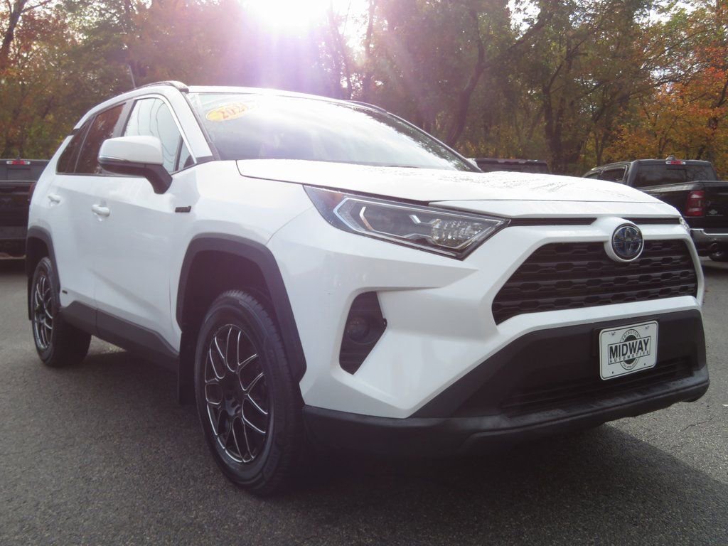 Used 2021 Toyota RAV4 XLE w/ Convenience Package image 4