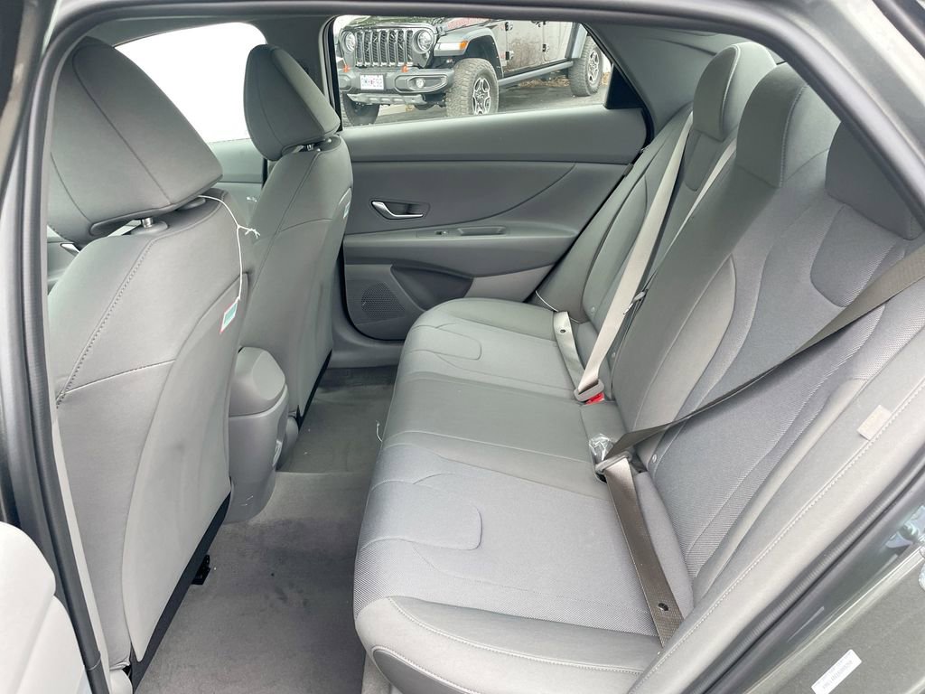 Used 2025 Hyundai Elantra SE image 47
