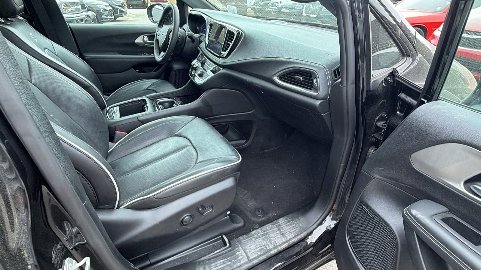 Used 2024 Chrysler Pacifica Premium image 19