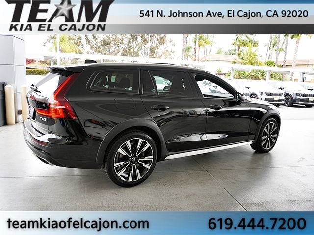 Used 2020 Volvo V60 T5 Cross Country image 8
