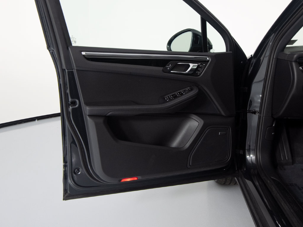Certified 2026 Porsche Macan AWD/4WD image 18