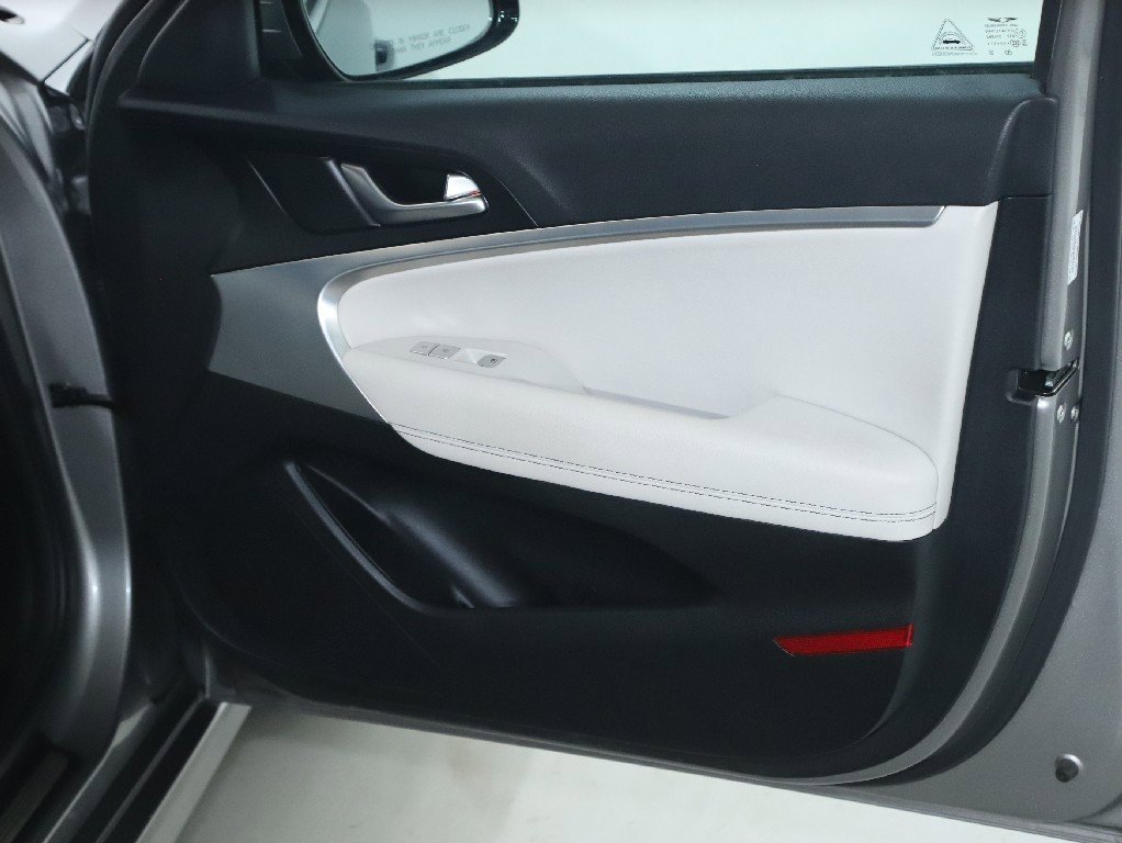 Used 2024 Genesis G70 2.5T image 34