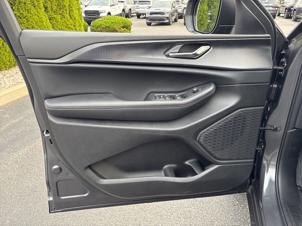 New 2025 Jeep Grand Cherokee Laredo X w/ Luxury Tech Group I image 15