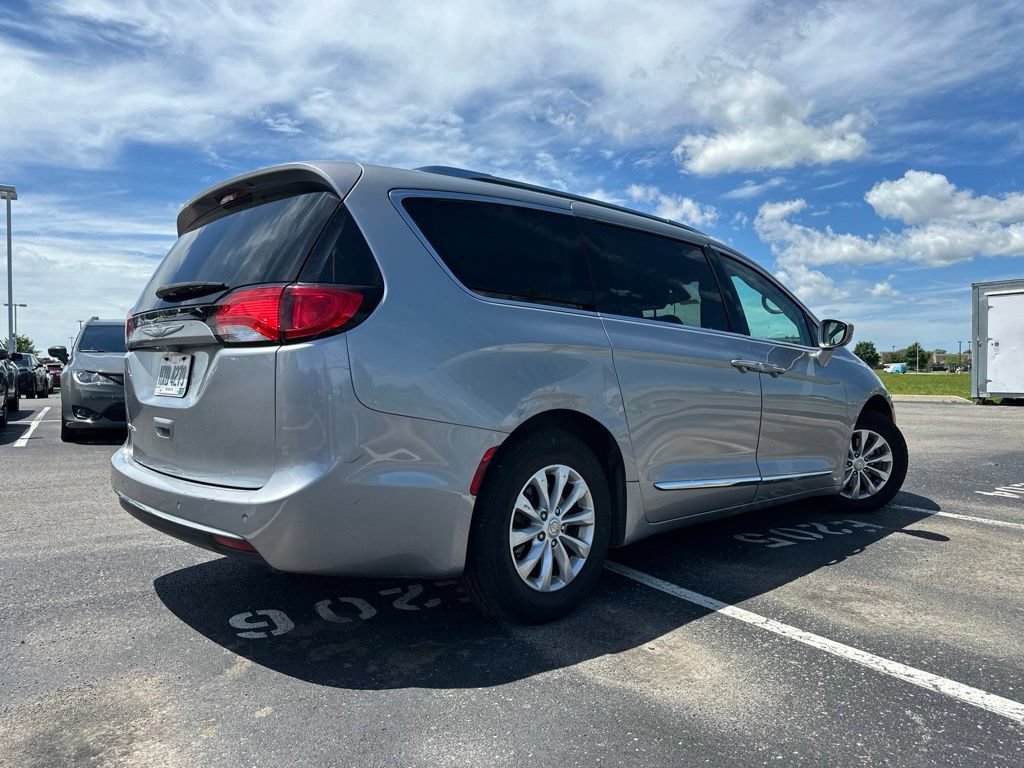Used 2018 Chrysler Pacifica Touring-L FWD image 10