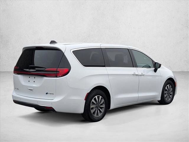 Used 2024 Chrysler Pacifica Select image 5