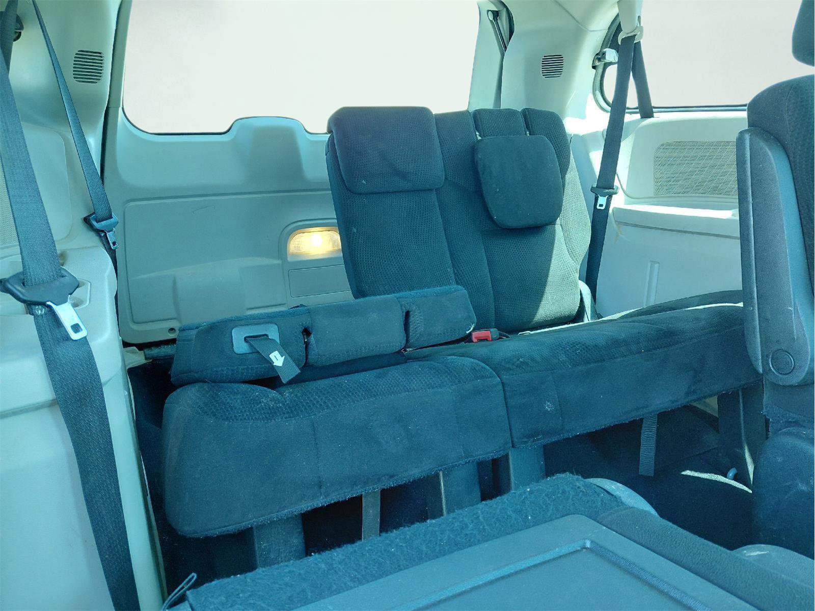 Used 2015 Chrysler Town & Country Touring FWD image 17