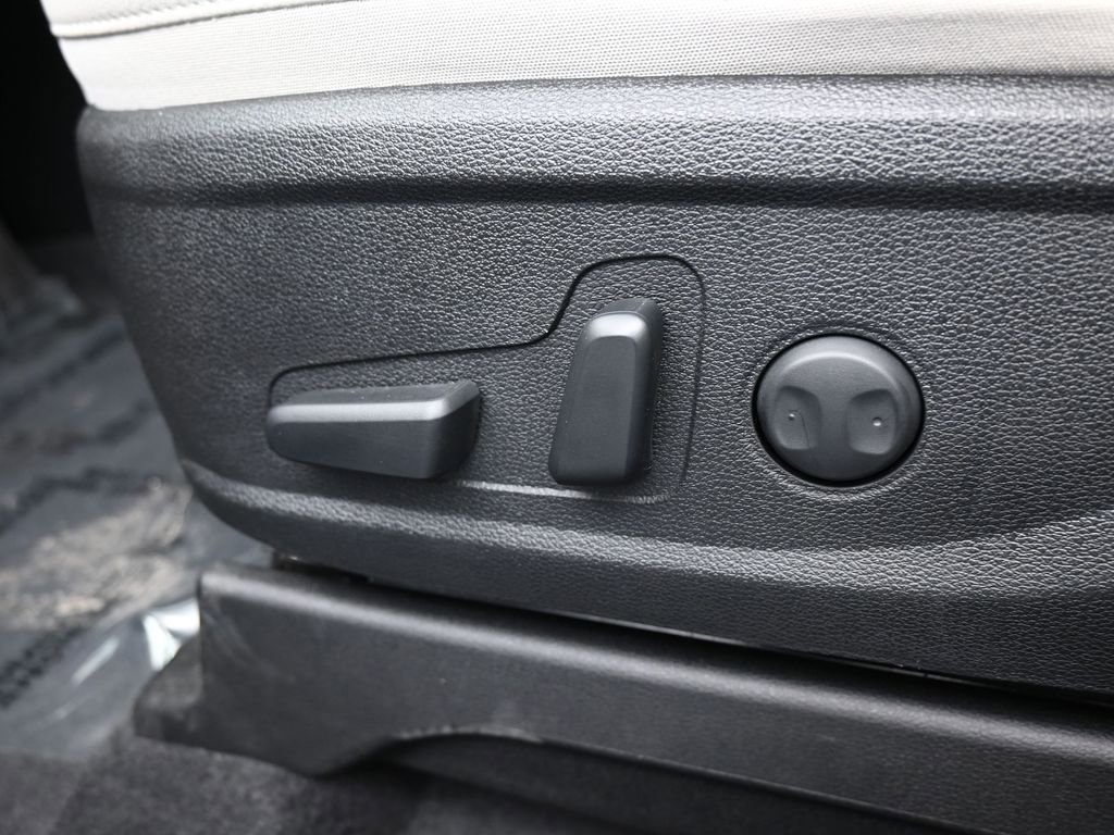 Used 2025 Kia Telluride EX w/ EX Captain's Chair Package image 12