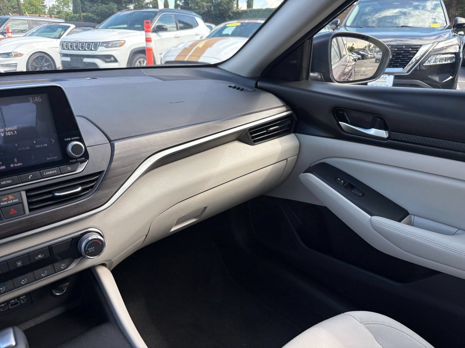 Used 2025 Nissan Altima 2.5 SV FWD image 36
