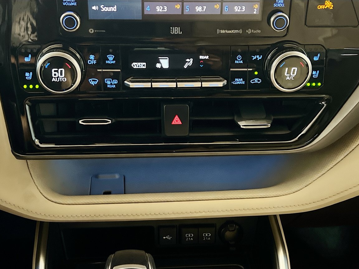Used 2021 Toyota Highlander Limited FWD image 12