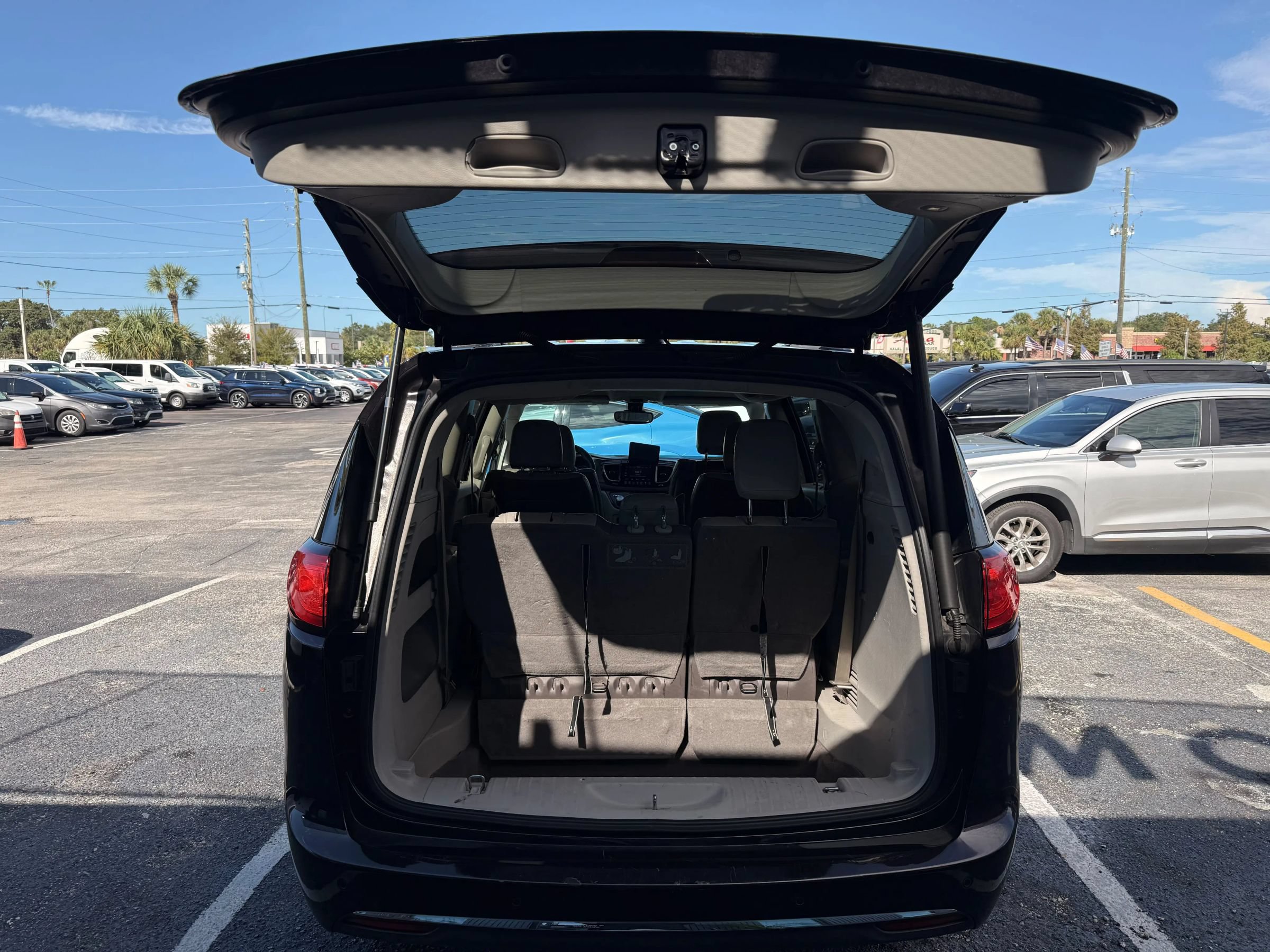 Used 2017 Chrysler Pacifica Touring-L Plus FWD image 5