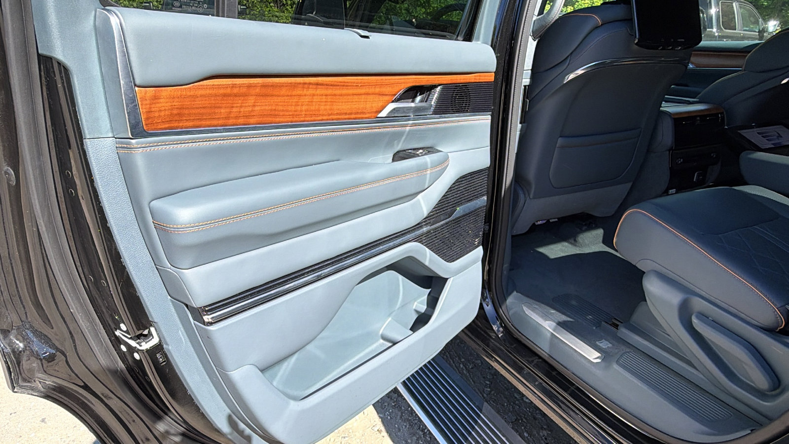 Used 2024 Jeep Grand Wagoneer Series III w/ Rear Seat Video Group 1 AWD/4WD image 24