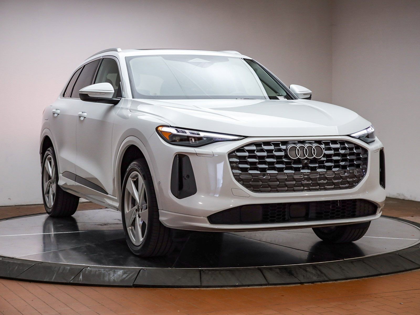 Certified 2025 Audi Q5 Premium Plus w/ Premium Plus image 3