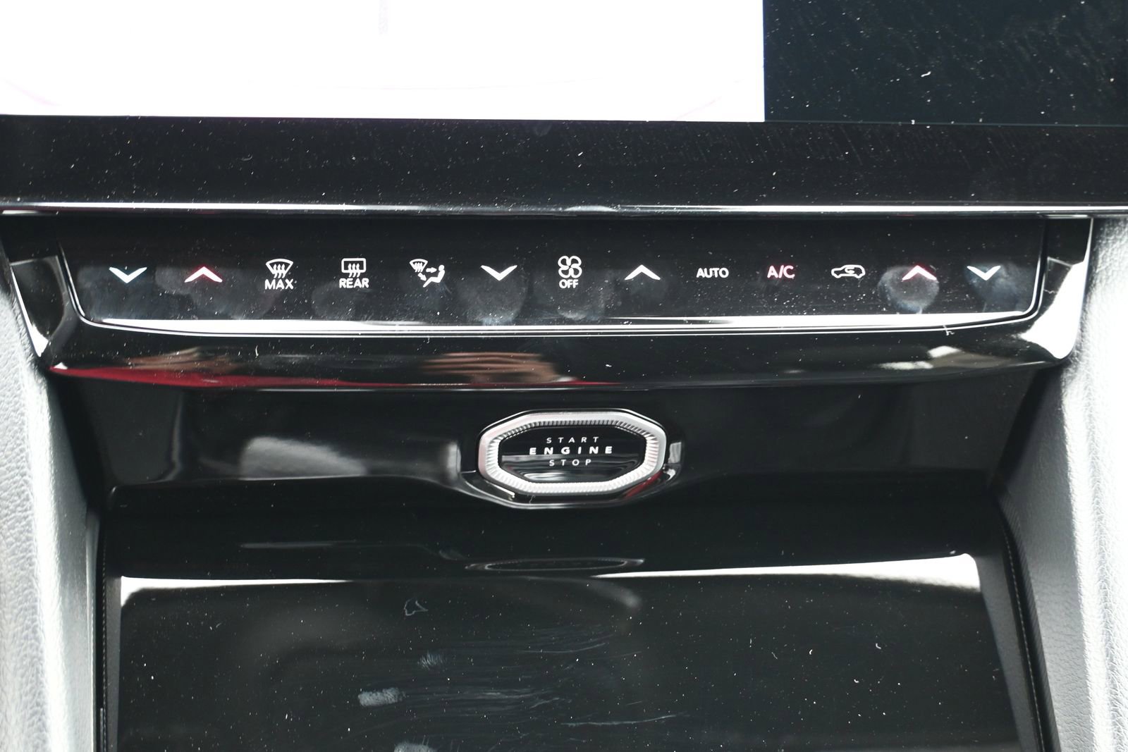 New 2026 Jeep Grand Cherokee Altitude image 13