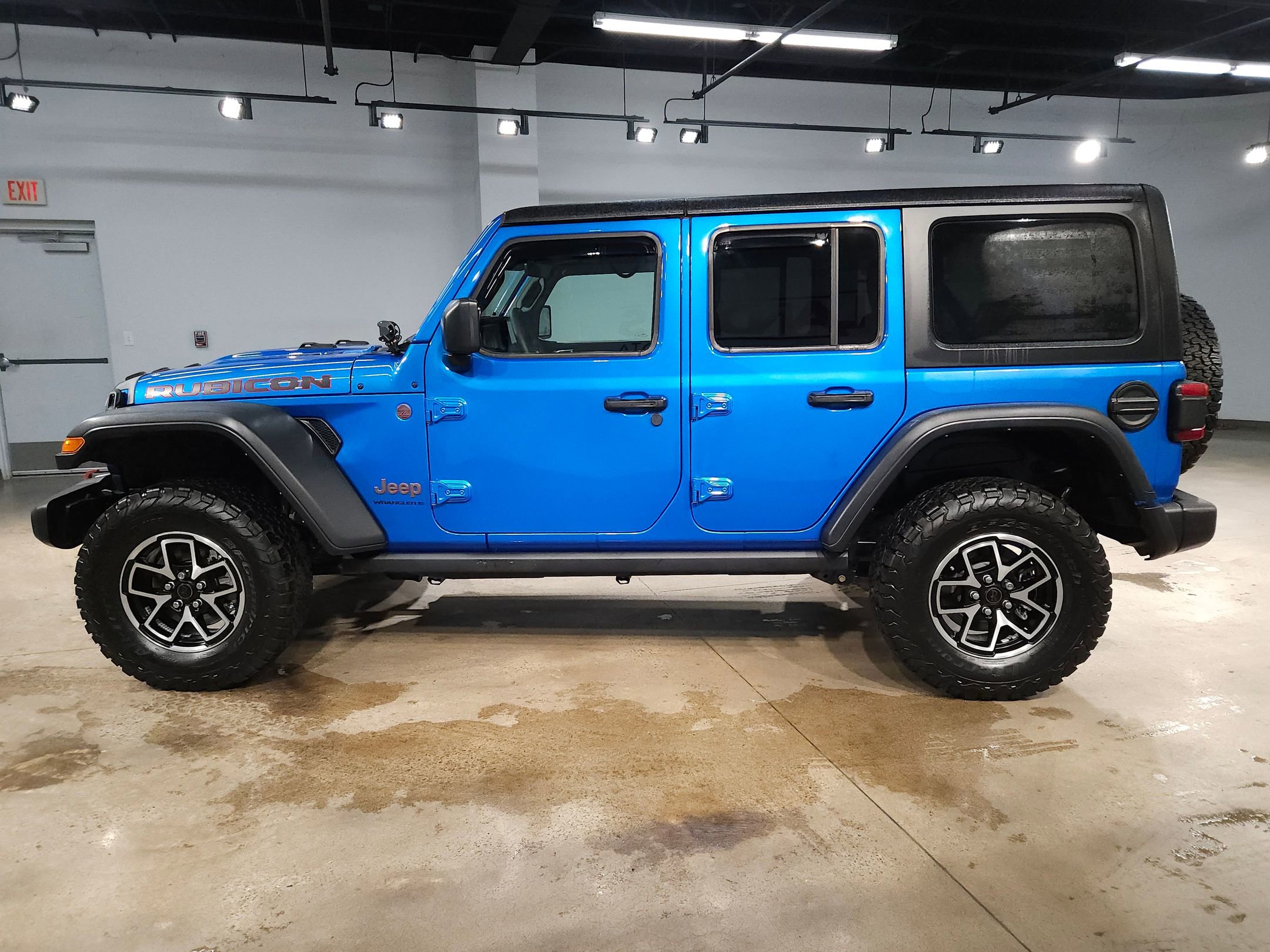 Used 2024 Jeep Wrangler Unlimited Rubicon w/ Technology Group AWD/4WD image 4