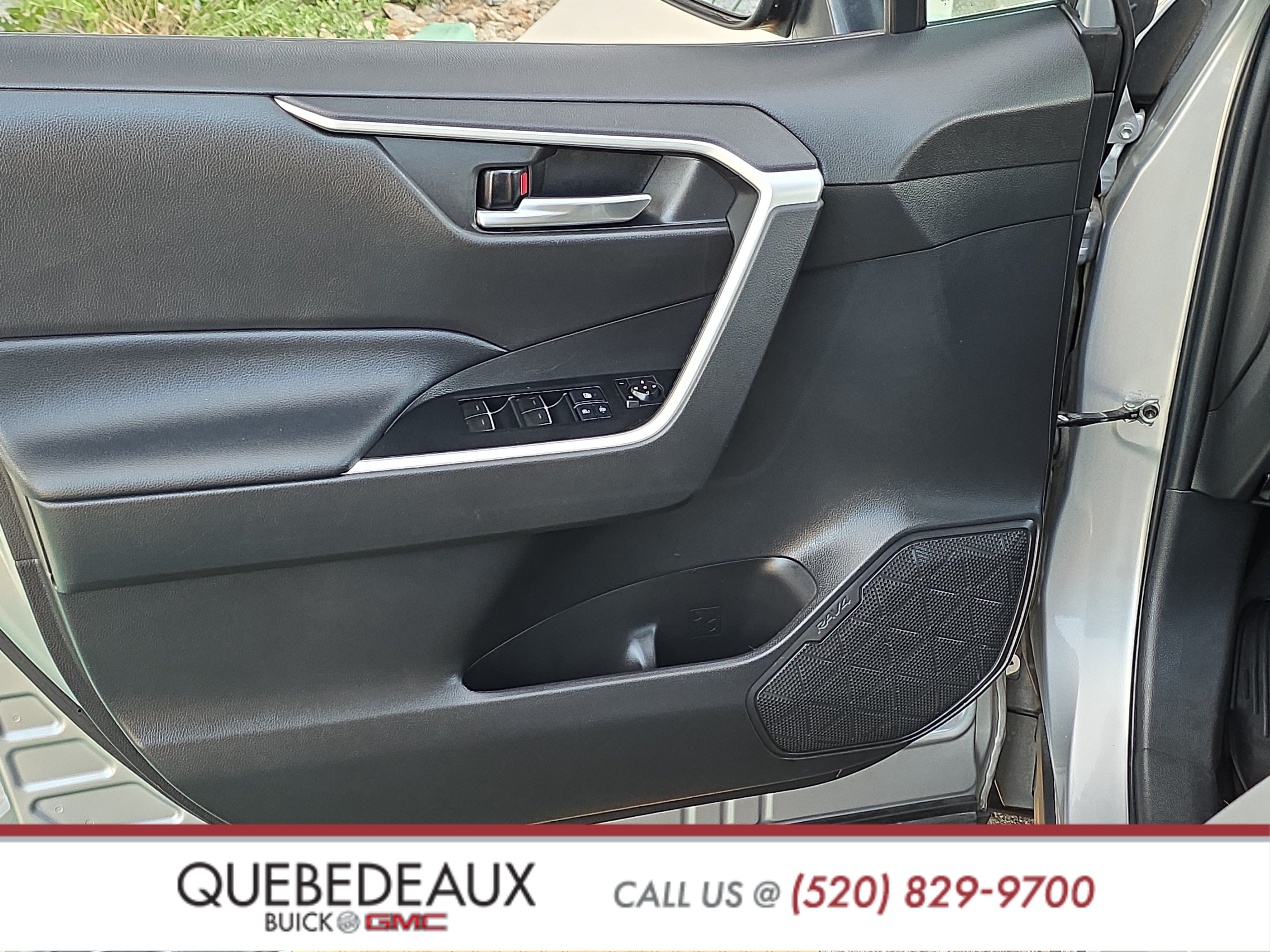 Used 2022 Toyota RAV4 XLE Premium FWD image 9