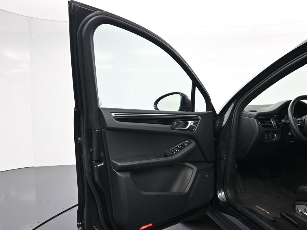 Certified 2026 Porsche Macan image 16