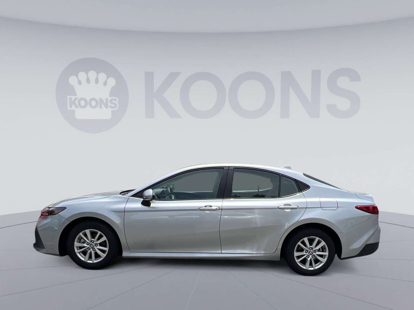 Used 2025 Toyota Camry LE AWD/4WD image 2