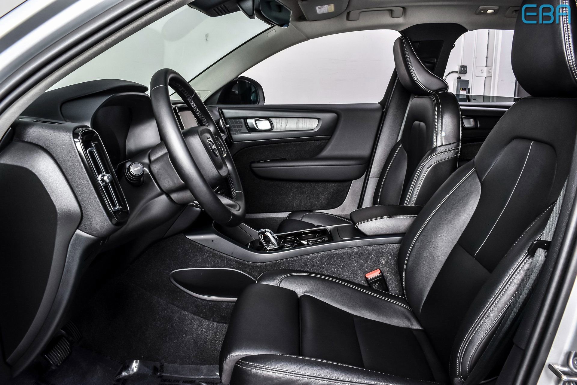 Used 2025 Volvo XC40 B5 Plus image 17