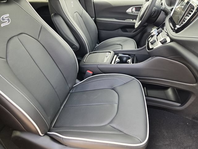 New 2026 Chrysler Pacifica Limited w/ Uconnect Theater Family Group FWD image 11