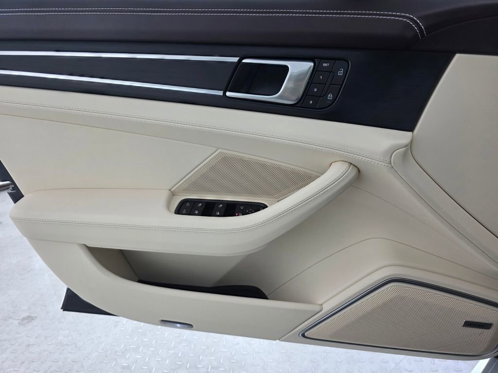 Used 2023 Porsche Panamera image 28