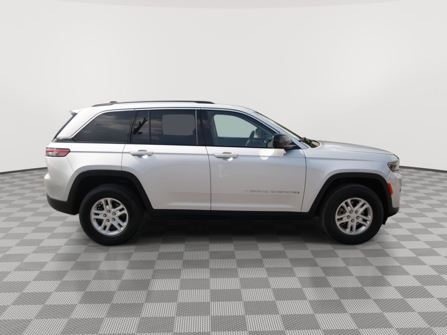 Used 2023 Jeep Grand Cherokee Laredo image 18