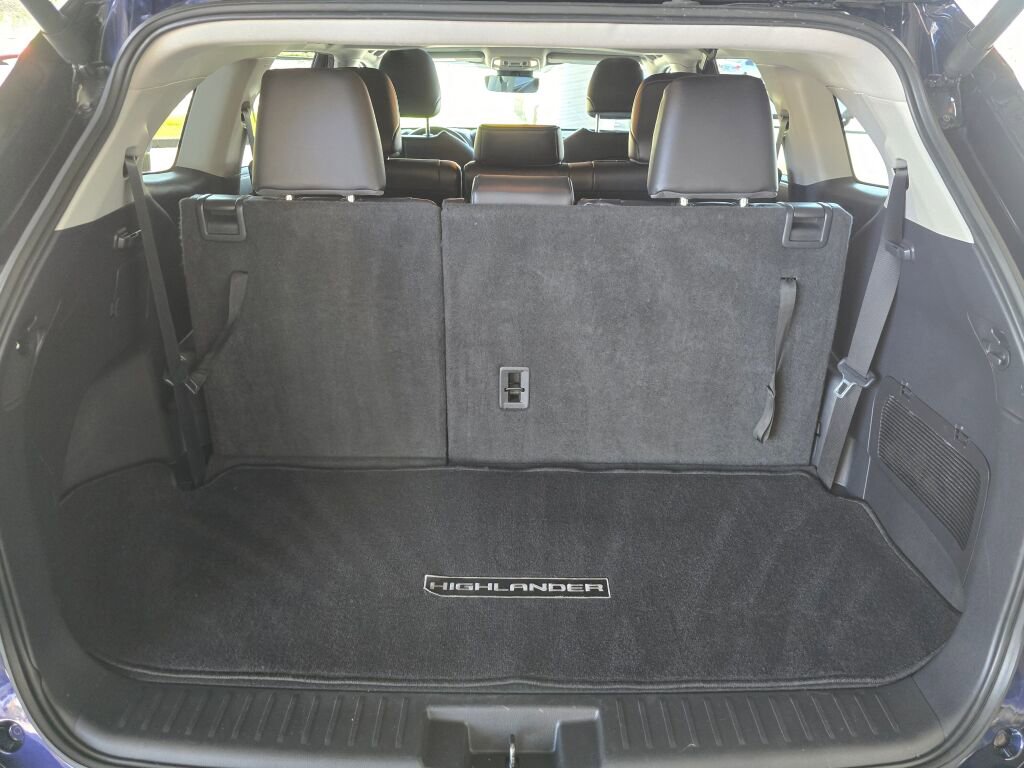 Used 2024 Toyota Highlander XLE AWD/4WD image 16