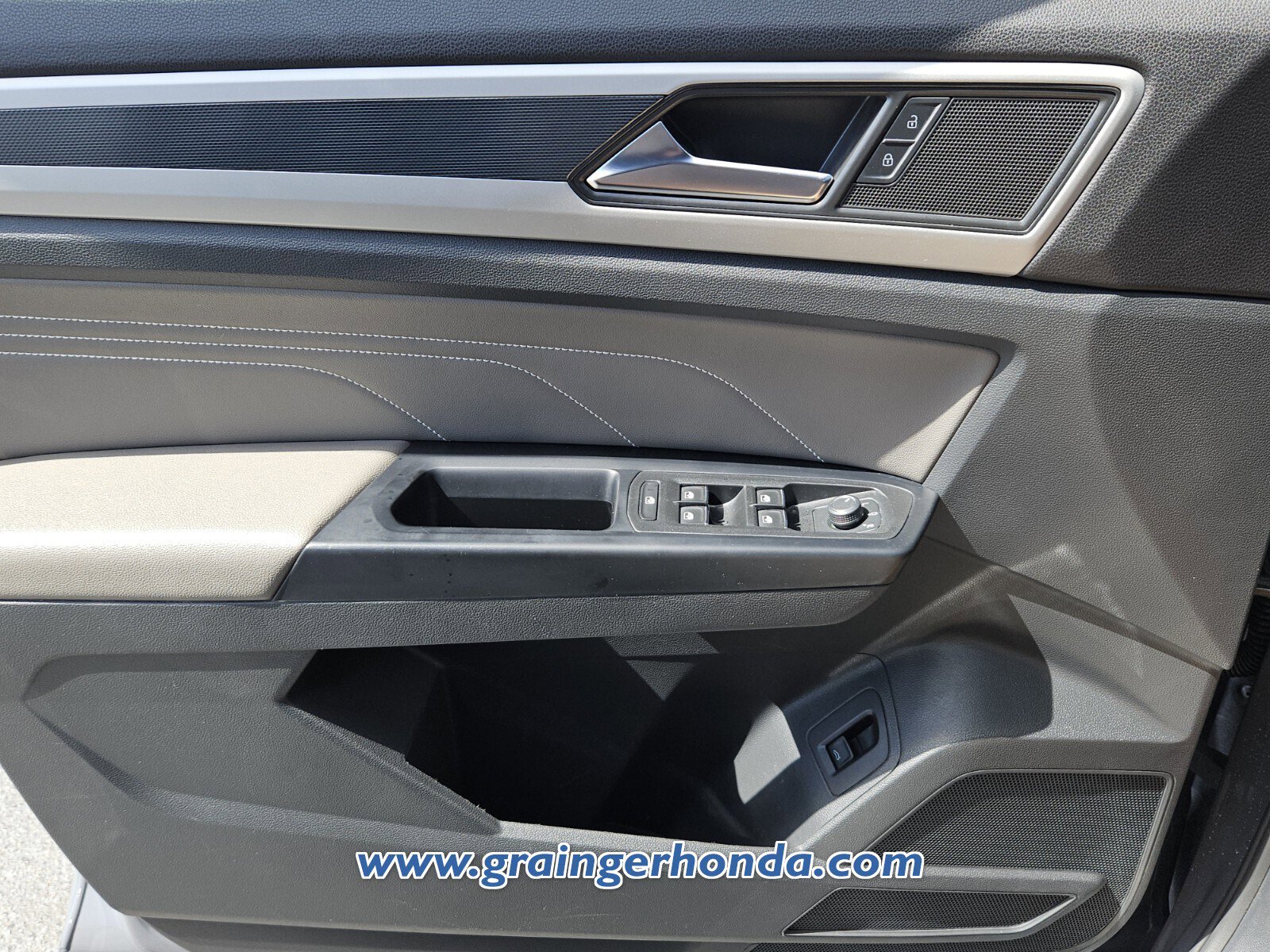 Used 2021 Volkswagen Atlas Cross Sport SE w/ Panoramic Sunroof Package image 23