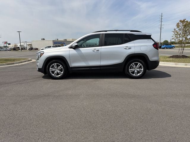 Used 2022 GMC Terrain SLE w/ Driver Convenience Package FWD image 2